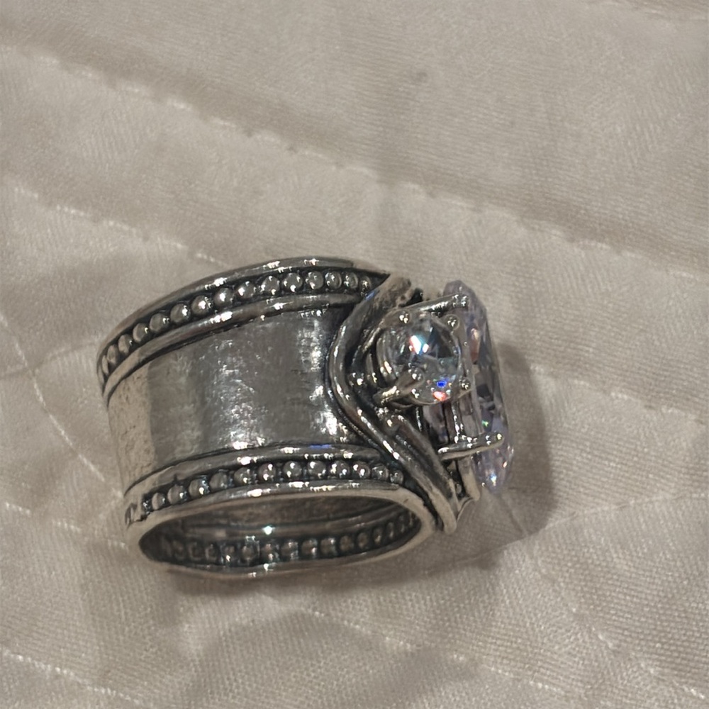 Elegant Sterling Silver Crystal Ring - Picture 4 of 6